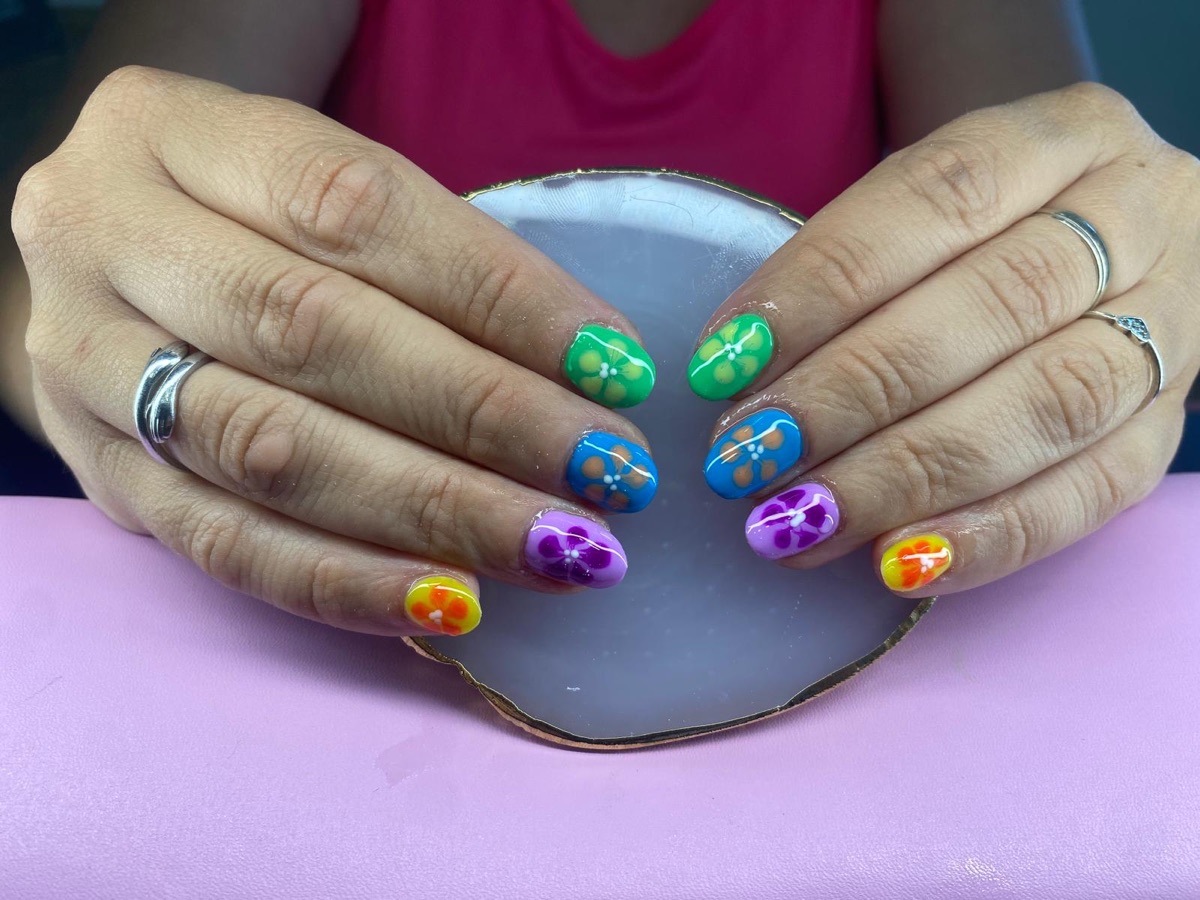 Uñas de gel multicolor con flores — Dewi Nails