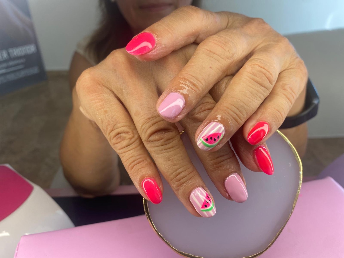 Nail art de sandía en tonos rosa — Dewi Nails