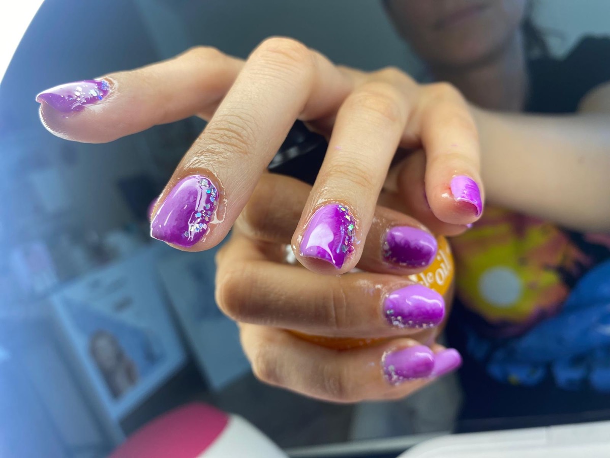 Uñas violeta con purpurina — Dewi Nails