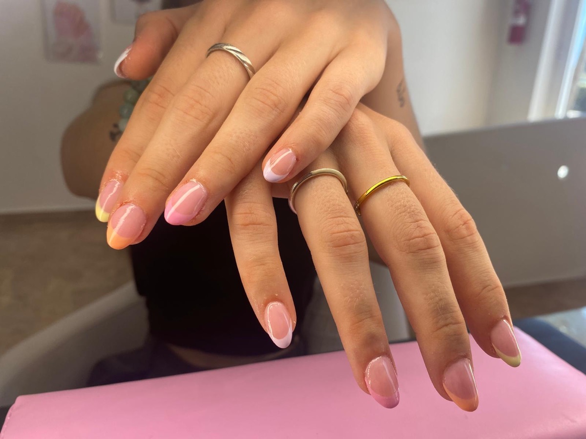 Uñas fucsia con flor de hibisco — Dewi Nails